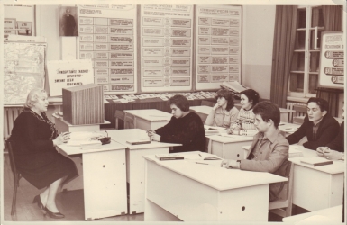 Т.Э.Рыбникова, директор Дудинской школы рабочей молодежи ведет урок обществоведения. 1984 год